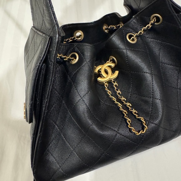 CHANEL 25 SMALL HANDBAG Grained Calfskin & Gold-Tone Metal Black - Picture 3 of 16